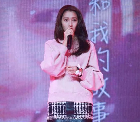 关晓彤是腿精?看到她真实的腿不敢信，果然美腿都是P出来的!