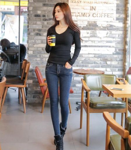 曲线迷人的牛仔裤美女，展露时尚的气质，特别的夺目！