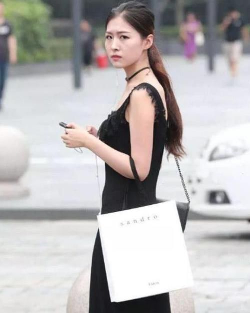  [蓝色]街拍：天生丽质的美女，一件白色衬衫配蓝色牛仔裤，时尚女性气质
