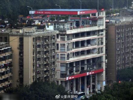  建筑|重庆魔幻建筑：底层是加油站，楼顶又是一个加油站