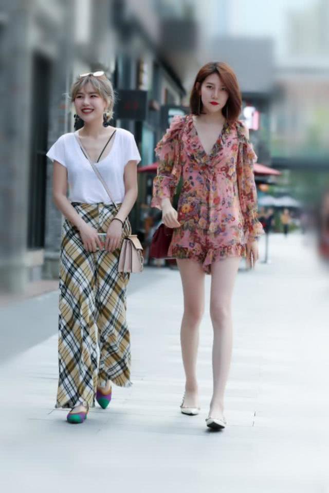 『气质』街拍:时尚清新的气质美女,黑白色休闲装搭配长裤,休闲又不失气质