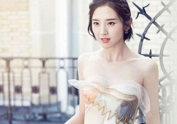 吴昕好不容易穿薄纱裙仙气一回，却撞衫了唐艺昕，尴尬了！