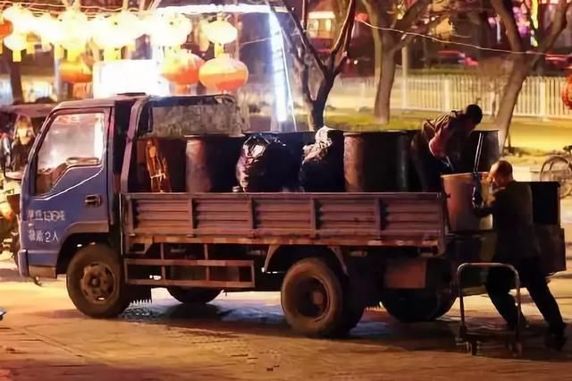 中国最恐怖工厂：养10亿只蟑螂，每天喂50吨饭，政府还给它补贴！