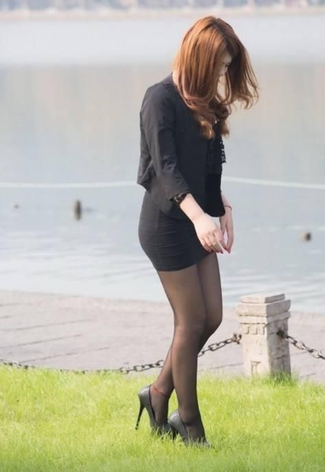 街拍:吊带高跟出街的小姐姐，成为路上的焦点