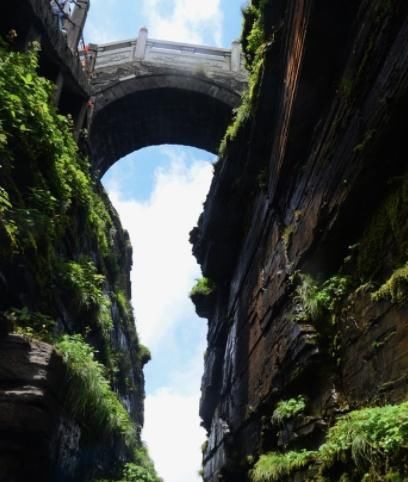 全球最不可思议寺庙，“悬挂”2000米高空中已有500年，就在中国