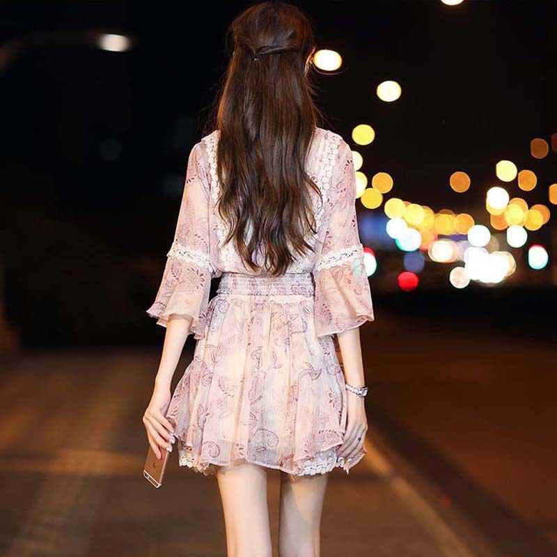 爱穿超短裙的美眉来福利了!瞧瞧下图女人这样穿，防走光太迷人