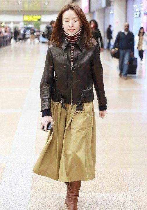 37岁董洁与37岁张柏芝，同穿黑色皮衣，哪个女神更有气质？