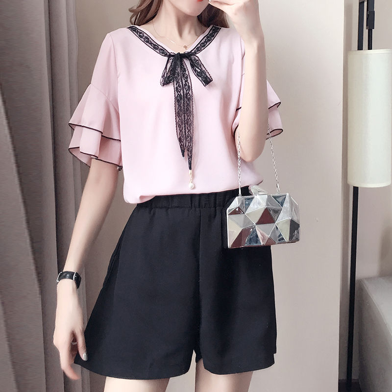 短裤套装+高跟鞋，高挑美嫩，举手投足间成为全场焦点