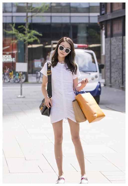 街拍：图1超短裤，图2吊带低胸上衣，图3时尚随性文艺范！