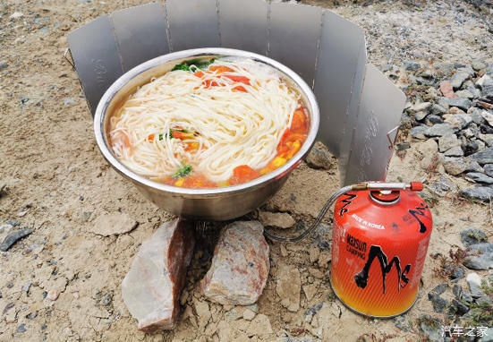 万里西游川甘青新第16天穿越大柴旦盐碱荒漠无人区游水上雅丹