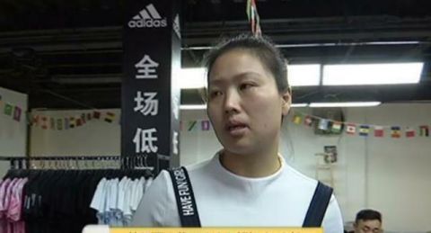  【买到】小伙怀疑买到假“阿迪”？与女店长一番私聊后：这都是误会