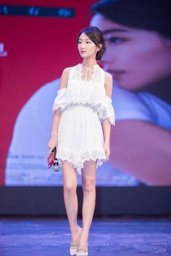 周冬雨也是够任性的，穿个人字拖就出来了，网友：身高暴露了吧！