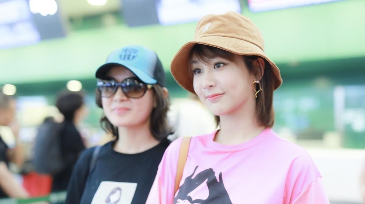 『身穿』杨紫身穿糖果色西装搭配微卷短发,甜美又衬托气质!