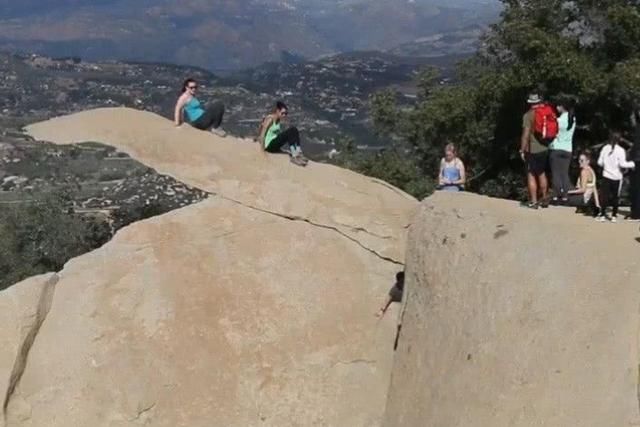 全球最会“骗人”的景区，一块石头拍出的奇观，引无数游客吐槽