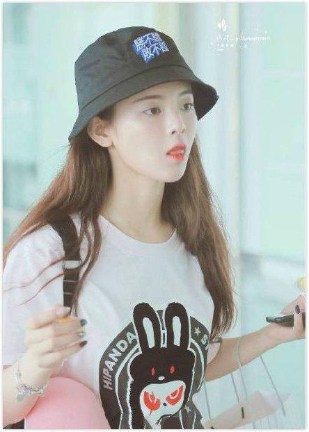 19岁杨超越和28岁谭松韵同穿“下身失踪”, 网友: 这差距可没9岁!