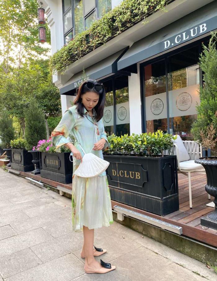  「连衣裙」街拍：复古版连衣裙，让你美美哒。