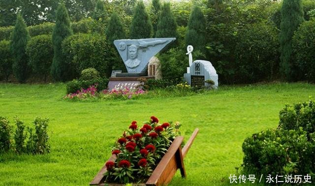 正团职飞行员李剑英烈士，牺牲12年，葬于家乡郑州，墓前鲜花不断