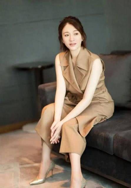 『 发力』43岁又美又精致，李小冉终于“发力”！拼色外套配过膝长靴凹造型