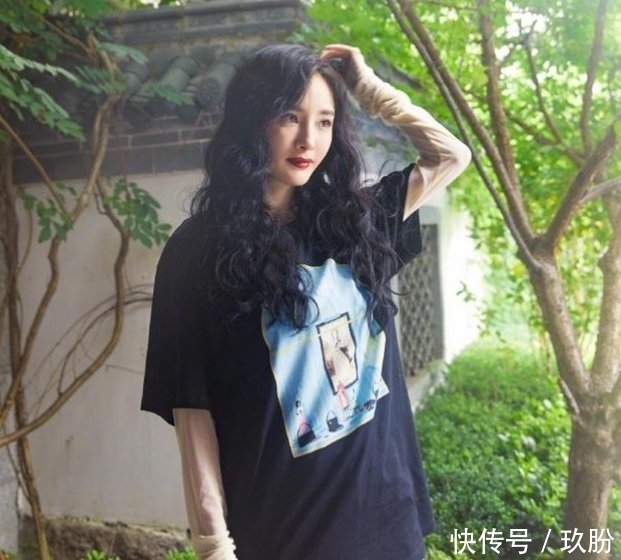 『 调皮』光脚踩石头美腿吸睛,这腿我P都不敢这样P,杨幂真“调皮”