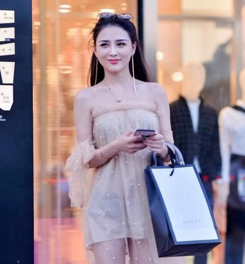  【小姐姐】街拍：小姐姐轻盈时尚的连衣裙，大方又不失美感与优雅