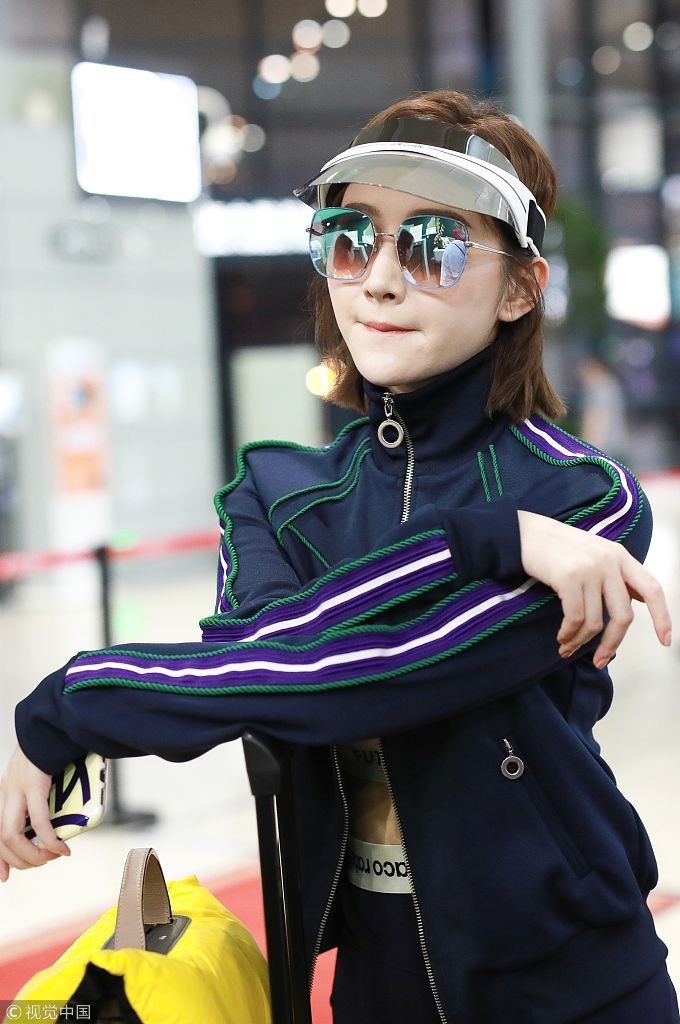 张继科搭配的？景甜戴遮阳帽给包套马甲 包臀裙配打底裤造型一言