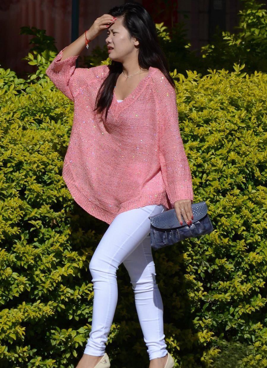 公园里街拍:白色紧身裤美女展现出线条的优美，清新脱俗很吸引人