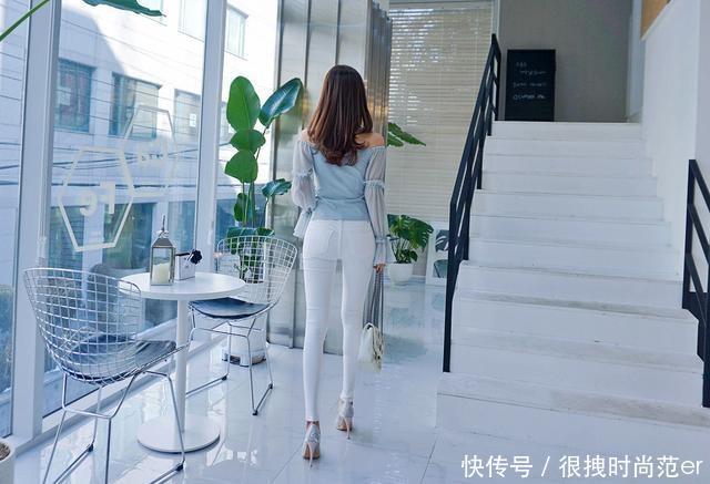 街拍：紧致匀称的牛仔裤美女，纤细的小蛮腰让路人纷纷瞩目！