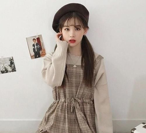  #小姐姐#优雅中带着自信，小姐姐大长腿迷倒众人，连衣裙穿出不一样的魅力