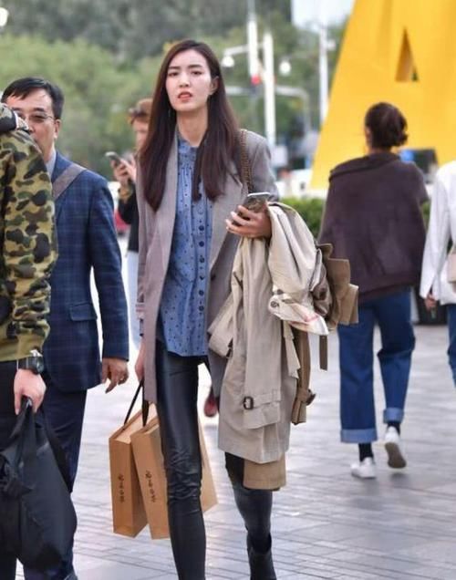  [俏丽]潮范儿女神来了，街拍：身材俏丽的美女，一件挂脖上衣配黑色短裙，时尚魅力女人味
