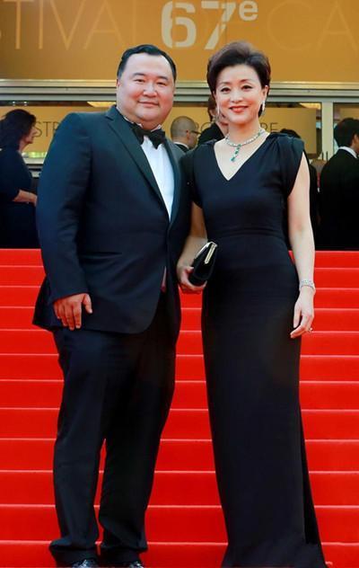 44岁董卿与49岁杨澜，同走红毯，一个性感撩人，一个优雅大气