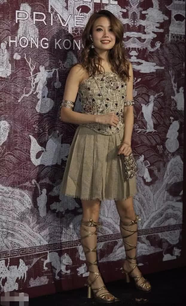 香奈儿已哭晕!三万块外套窦靖童穿成车祸现场，最尴尬的是徐濠萦