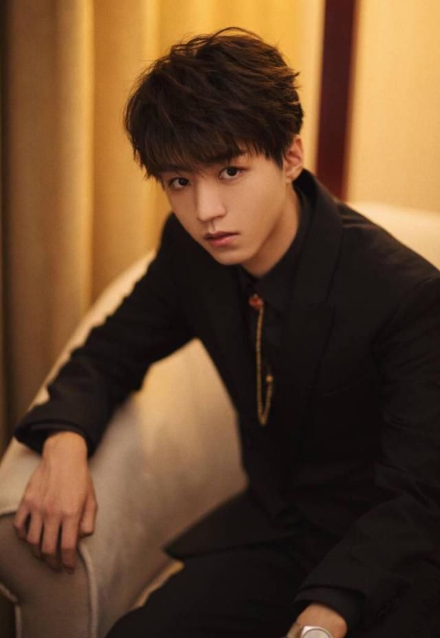 王俊凯咱也换换风格，别老是穿西装，太老成了