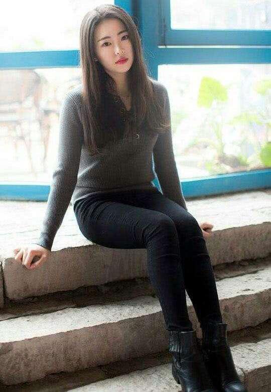 紧身裤优雅性感不容错过，增加不少的立体感，有着小轻淑女的优雅