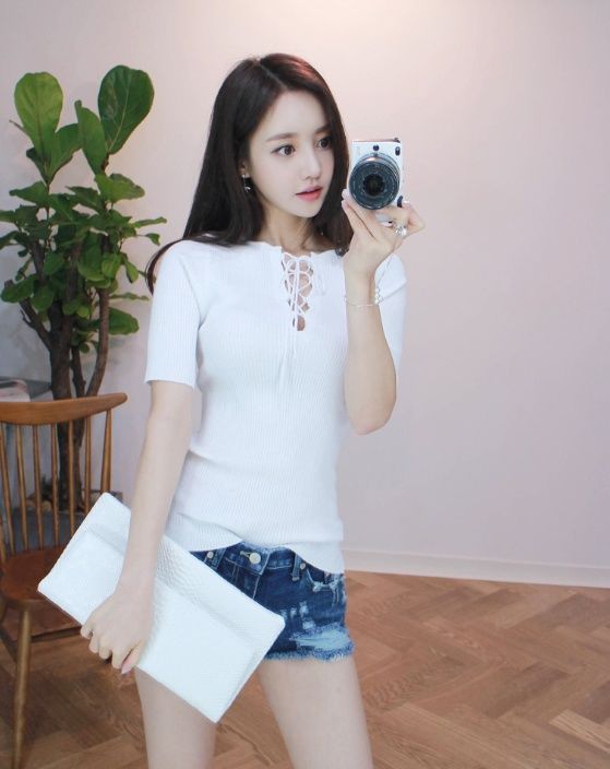 优雅挺拔的热裤美女，穿出女神的姿态，展现甜美干练的优雅!