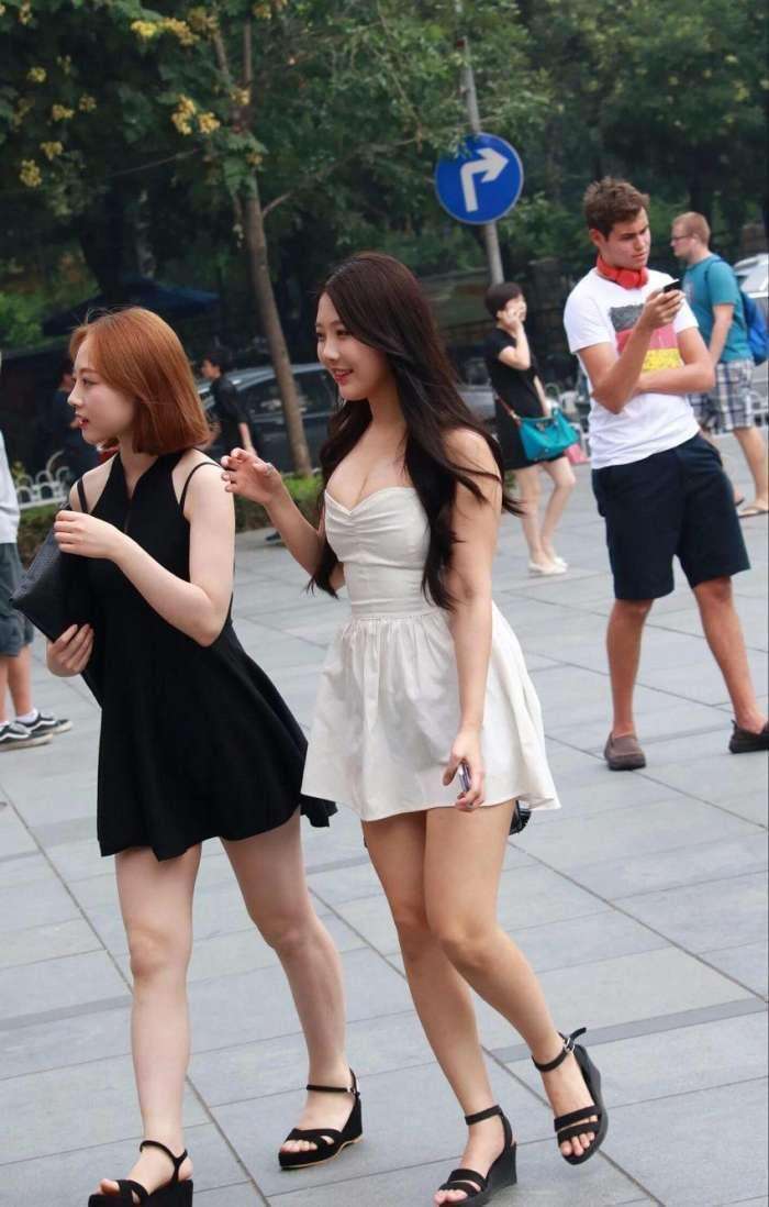 街拍：丰满身材的小姐姐, 衣服是不是有点挤啊?