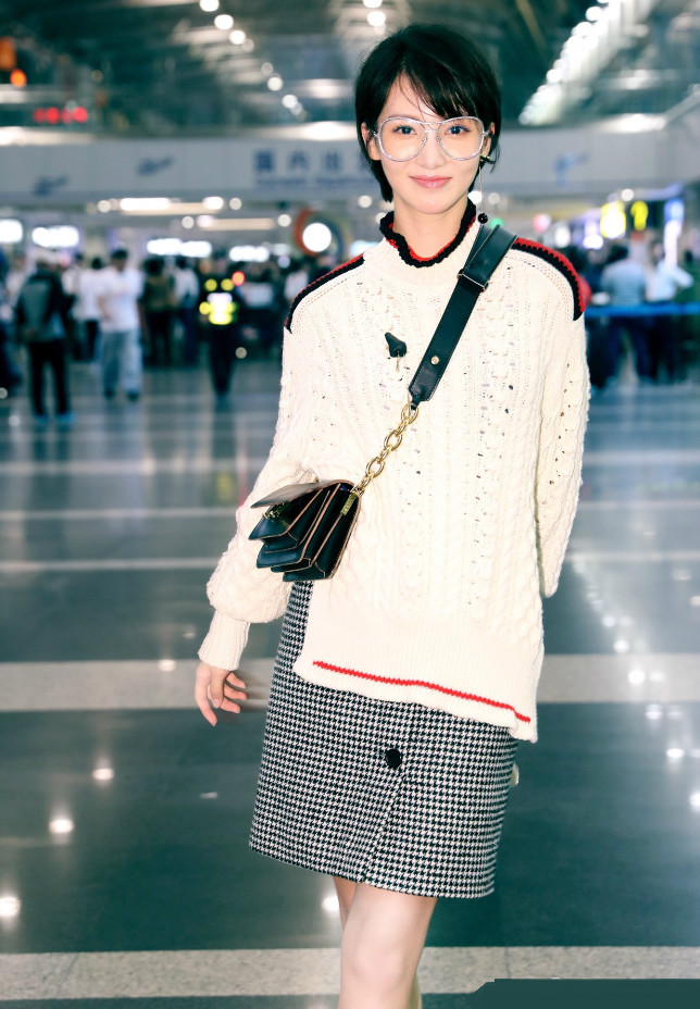 不知道金晨什么审美，一双“姨妈巾鞋”真奇葩，邓伦看了想静静！