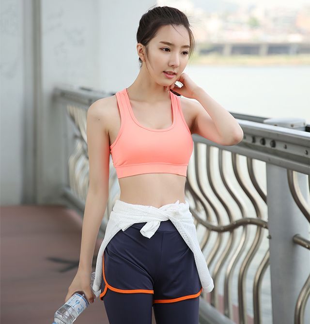 紧身打底裤让你更加清新靓丽，玲珑有致身材完美呈现，很有时尚感