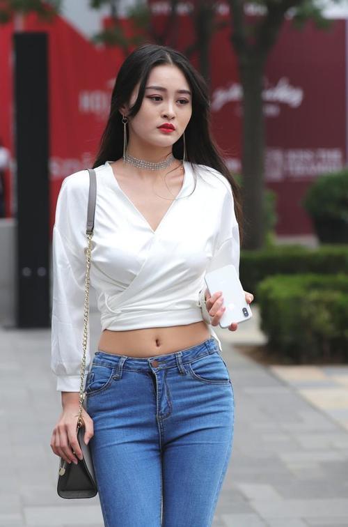 街拍：美脐牛仔裤姑娘青春靓丽时尚有型，街头自信展示姣好身材
