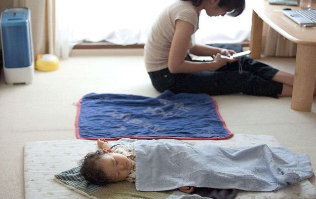  新手爸妈：宝宝4个月了还睡不安稳？婴儿百天后，宝妈做到这些让他戒掉抱睡