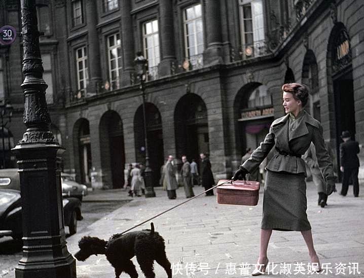 『老照片』老照片 1950年的法国巴黎美女牵着小狗走在街头