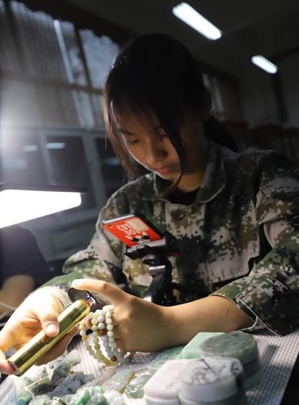  王洪波介绍：“科班”出身！云南这些主播毕业前被预定，在校月销售额达50万元