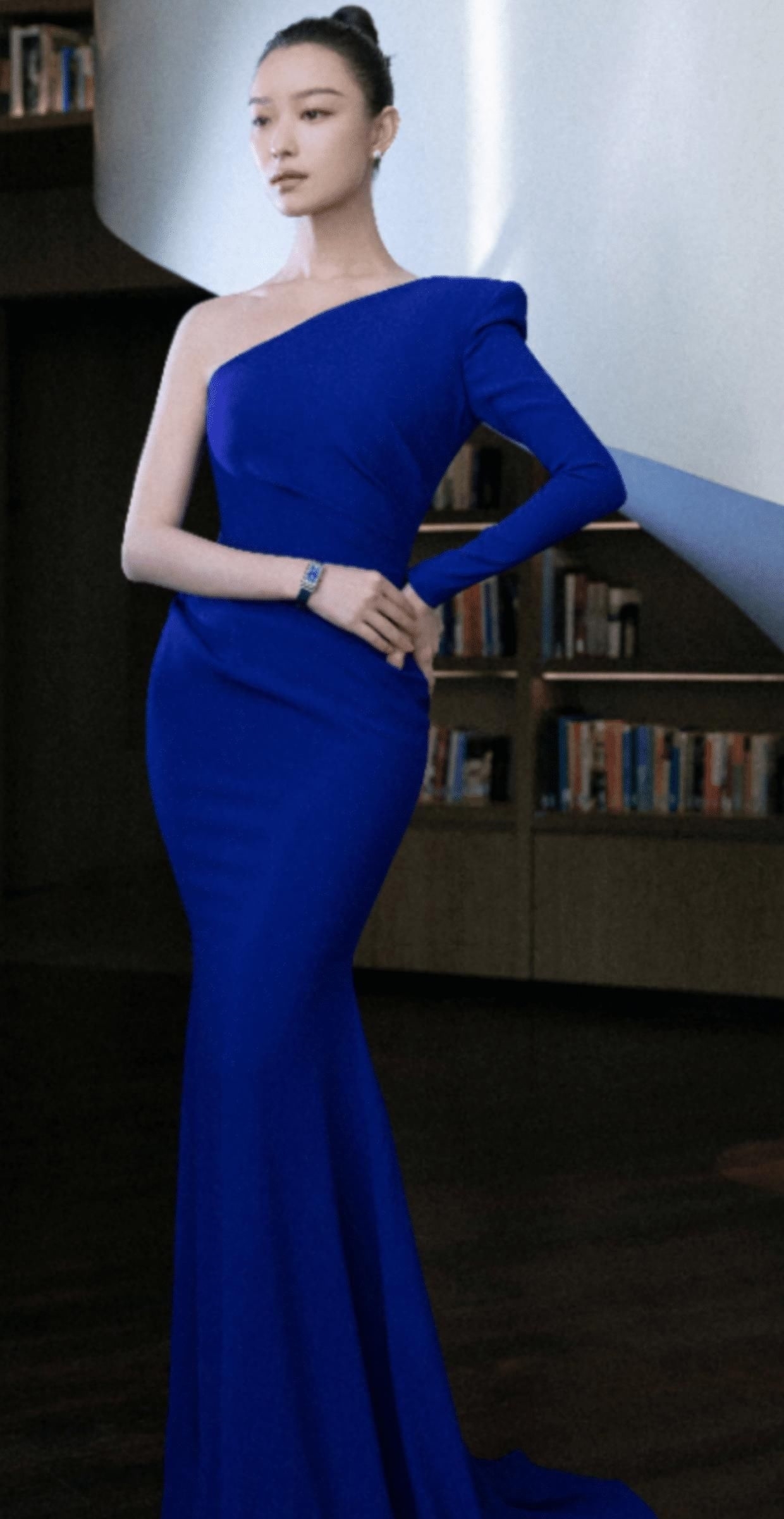 「 金色」穿金色抹胸连衣裙开叉到大腿根，这身材真令人羡慕，被倪妮美到了