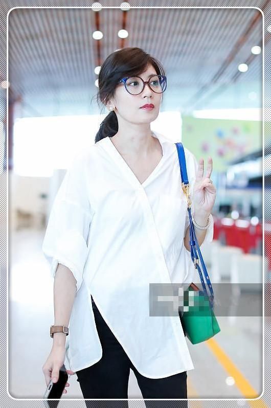 贾静雯真会穿！衬衫一半露外面，一半塞裤腰，网友直呼：嫩炸天！