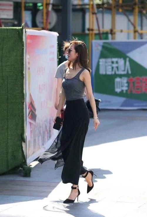 街拍身段和气质都很拔尖的美人，美的各有千秋，一点点不输明星