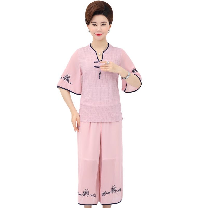 60岁婆婆穿得这款秋装太美了，超减龄，看上去像40岁