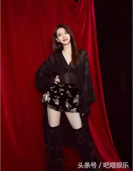 戚薇穿着风格愈发大胆，透视装大秀长腿美背，辣妈名不虚传！