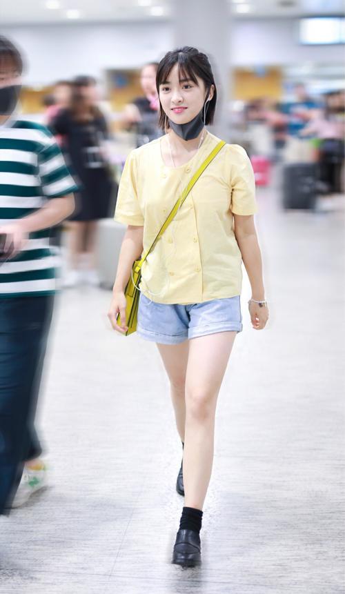 沈月只是选对了牛仔短裤，短粗腿就立即消失，网友：160cm我信了