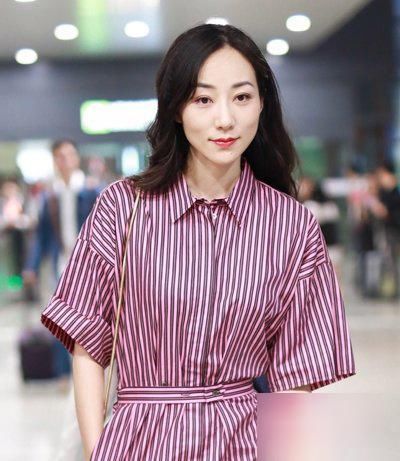 2018女生知性风慵懒中长卷发发型！