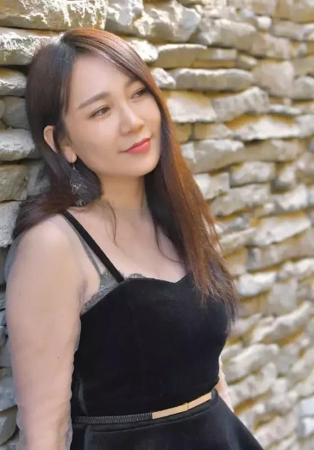 黑色吊带连衣裙搭配大紫紧身裤，矫健身姿甜美微笑