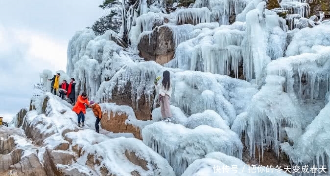 重庆一瀑布被冻住了,没有水流却成网红景点,游客都赶着去看
